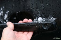 Изображение с названием Open Frozen Car Doors Step 2Bullet1