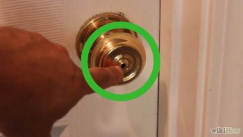 Изображение с названием Pick a Lock With Household Items Step 1