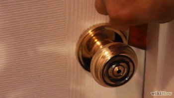 Изображение с названием Pick a Lock With Household Items Step 7