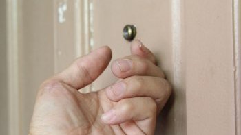 Изображение с названием Pick a Lock With Household Items Step 8