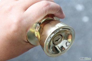 Изображение с названием Pick a Lock With Household Items Step 4