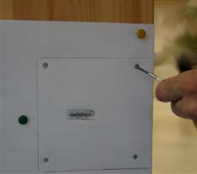 Разметка отверстий сменить замок в деревянной двери